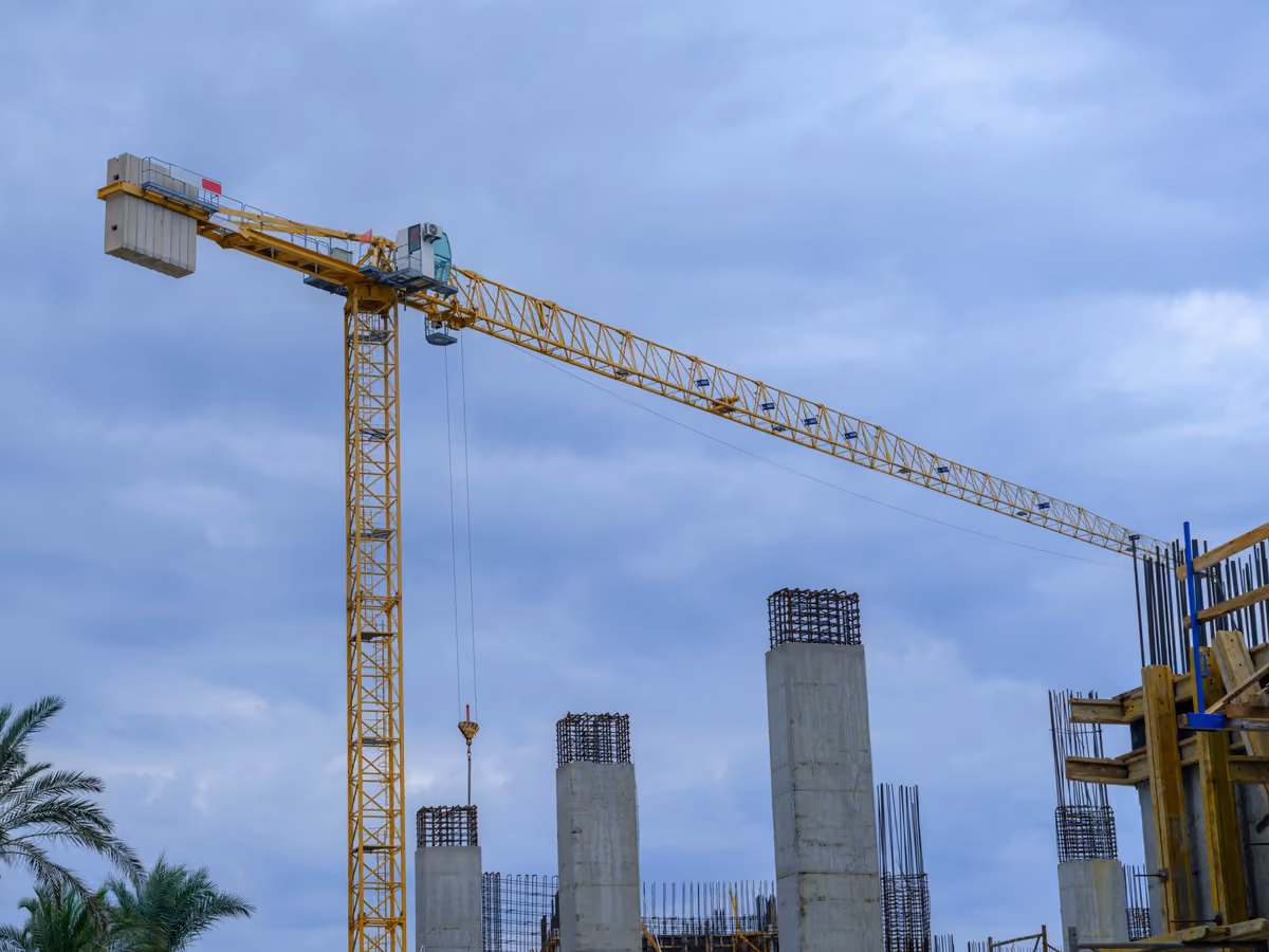 Kule vinç ve yükselen betonarme kolonların geniş şantiye görünümü — temsili stok fotoğraf