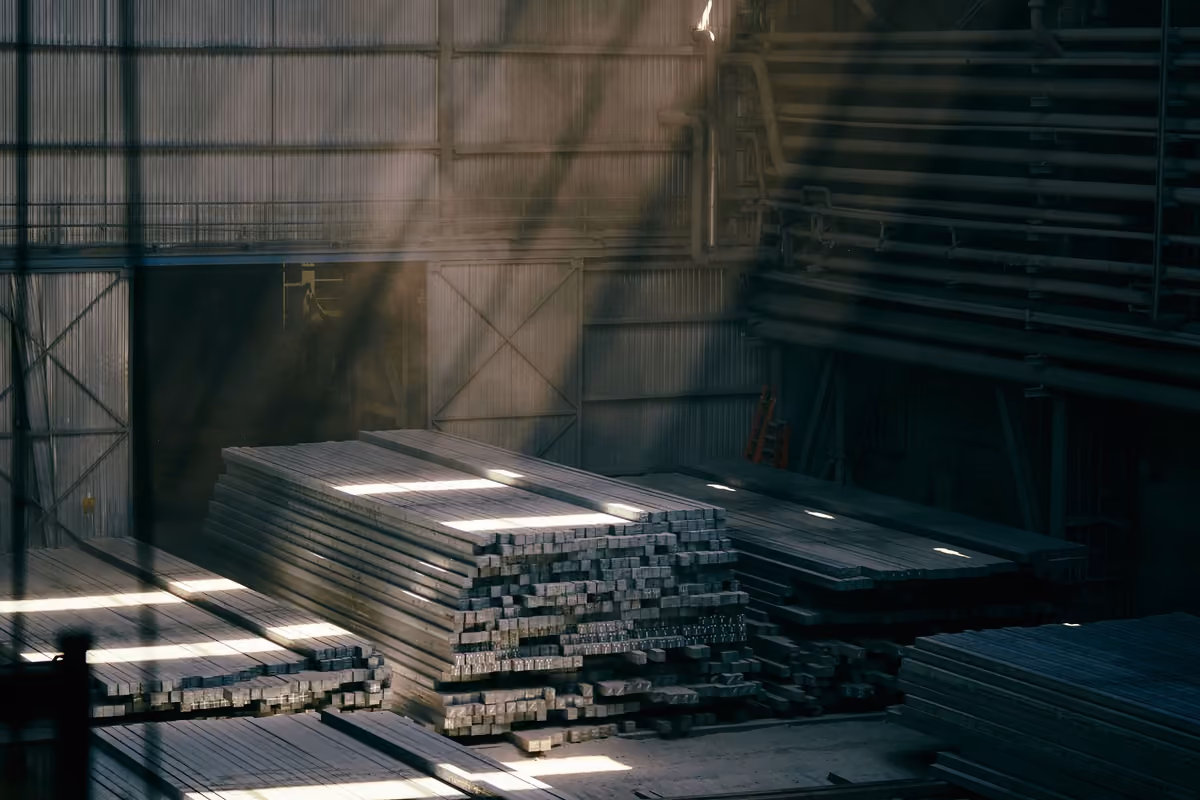 Çelik yapı içinde istiflenmiş metal yapı elemanları — temsili stok fotoğraf